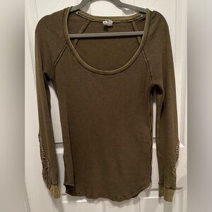 We The Free long sleeve thermal. Army green. Size Large. Good condition